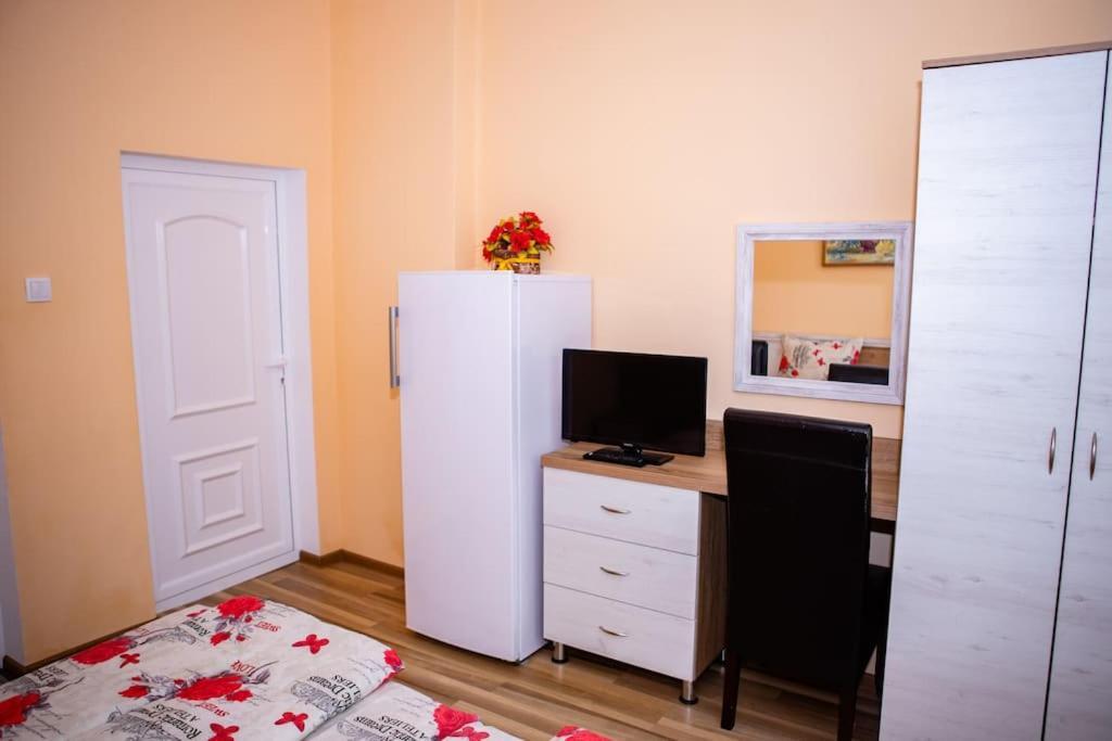 Lucky 2 Hotel Pavel Banya Exterior photo