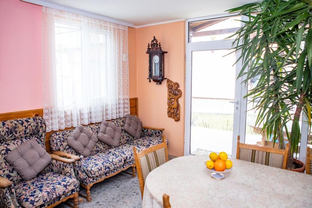 Lucky 2 Hotel Pavel Banya Exterior photo
