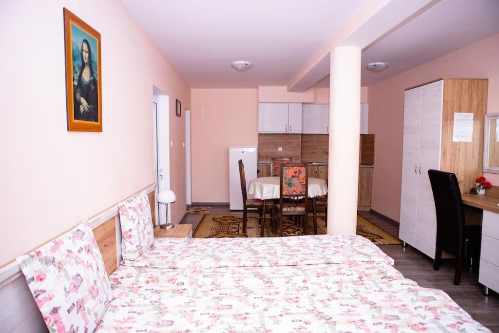 Lucky 2 Hotel Pavel Banya Exterior photo