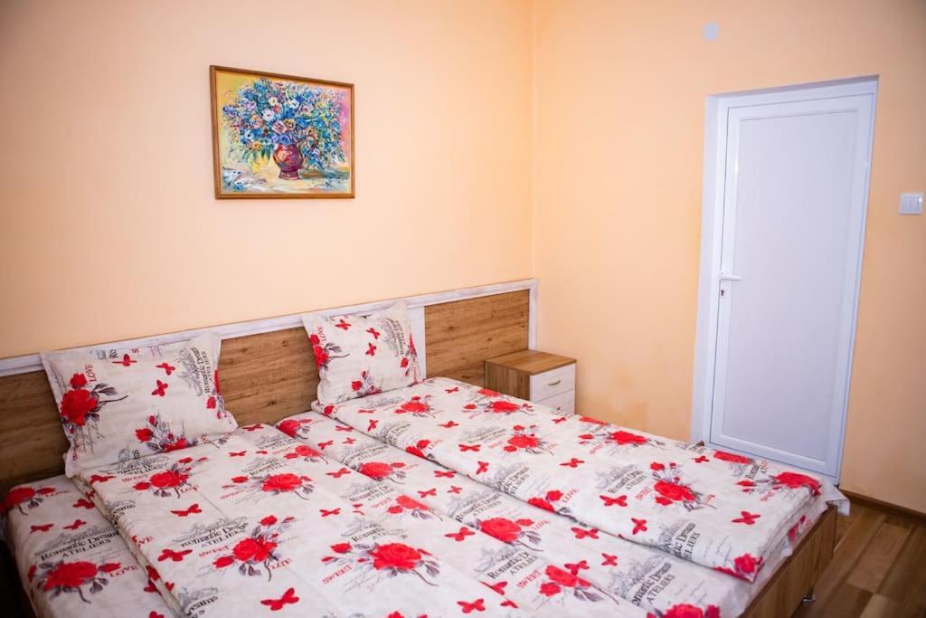 Lucky 2 Hotel Pavel Banya Exterior photo