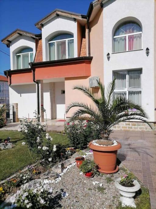 Lucky 2 Hotel Pavel Banya Exterior photo