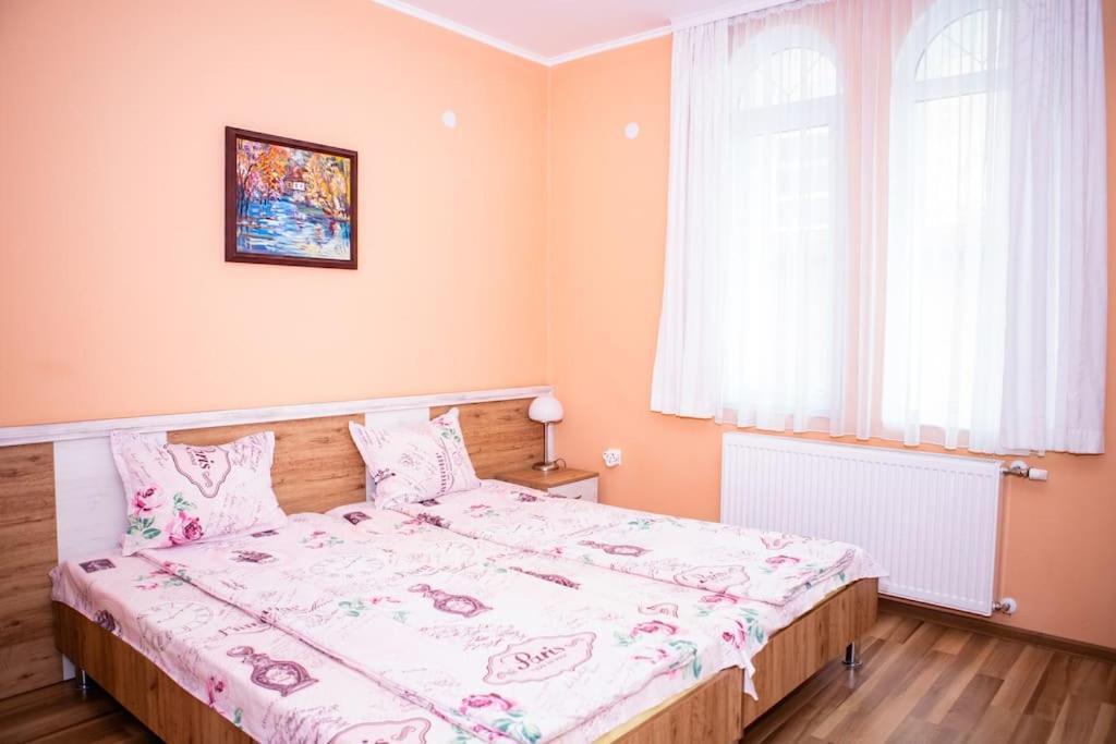 Lucky 2 Hotel Pavel Banya Exterior photo