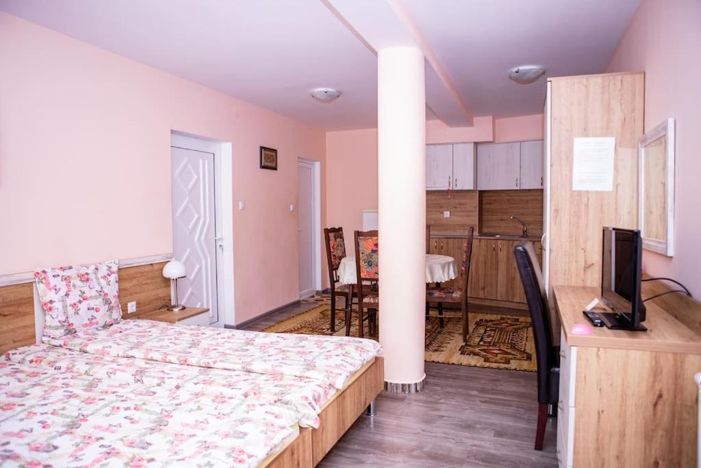 Lucky 2 Hotel Pavel Banya Exterior photo
