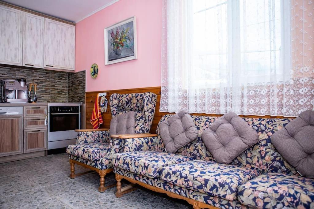 Lucky 2 Hotel Pavel Banya Exterior photo